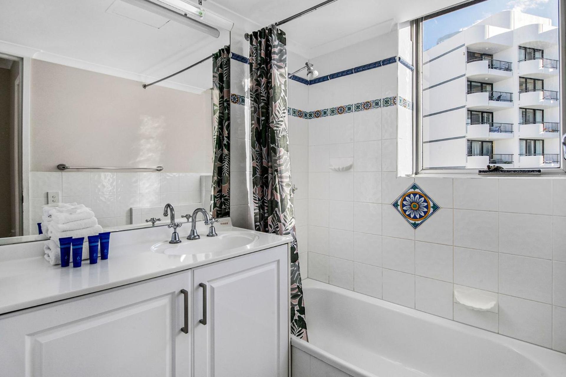 Apartment Beachfront Two Bedroom Broadbeach - Coasthm
